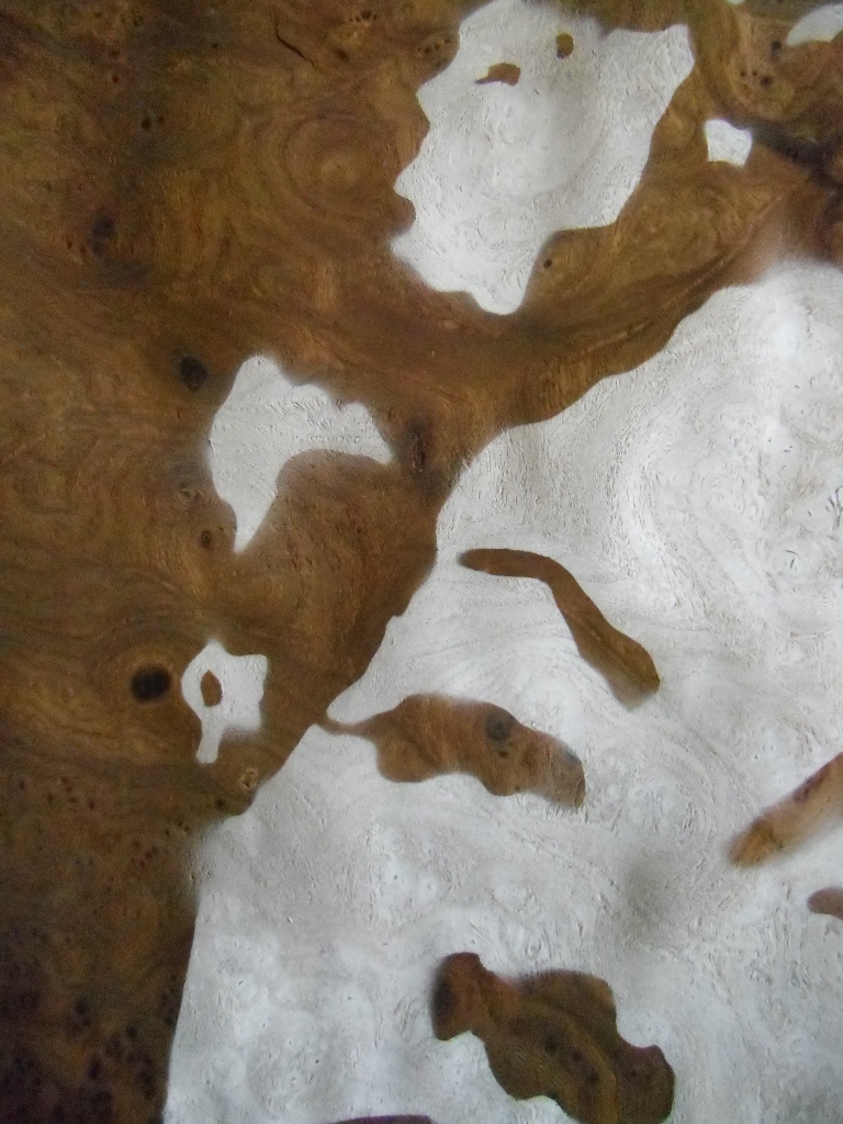 Walnuss Maser Furnier, lackiert. Fichtenrahmen, weiß lasiert. Walnut Burl veneer painted, white stained Spruce frame. 87cm x 74cm x 11cm