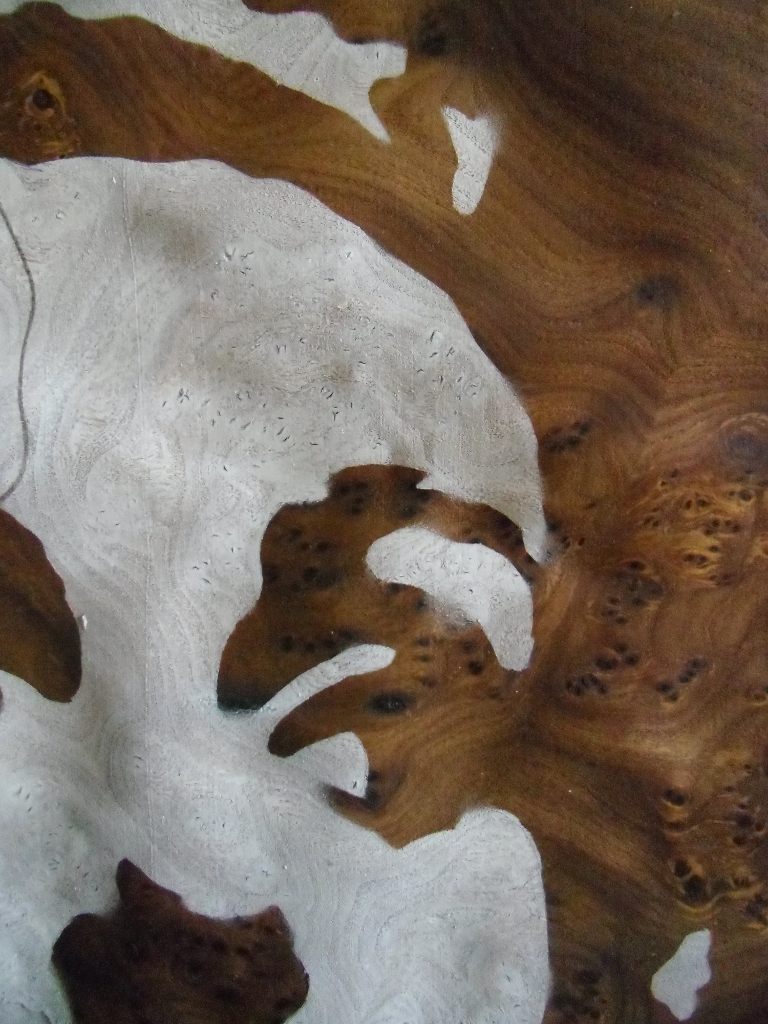 Walnuss Maser Furnier, lackiert. Fichtenrahmen, weiß lasiert. Walnut Burl veneer painted, white stained Spruce frame. 97cm x 73.5cm x 12cm