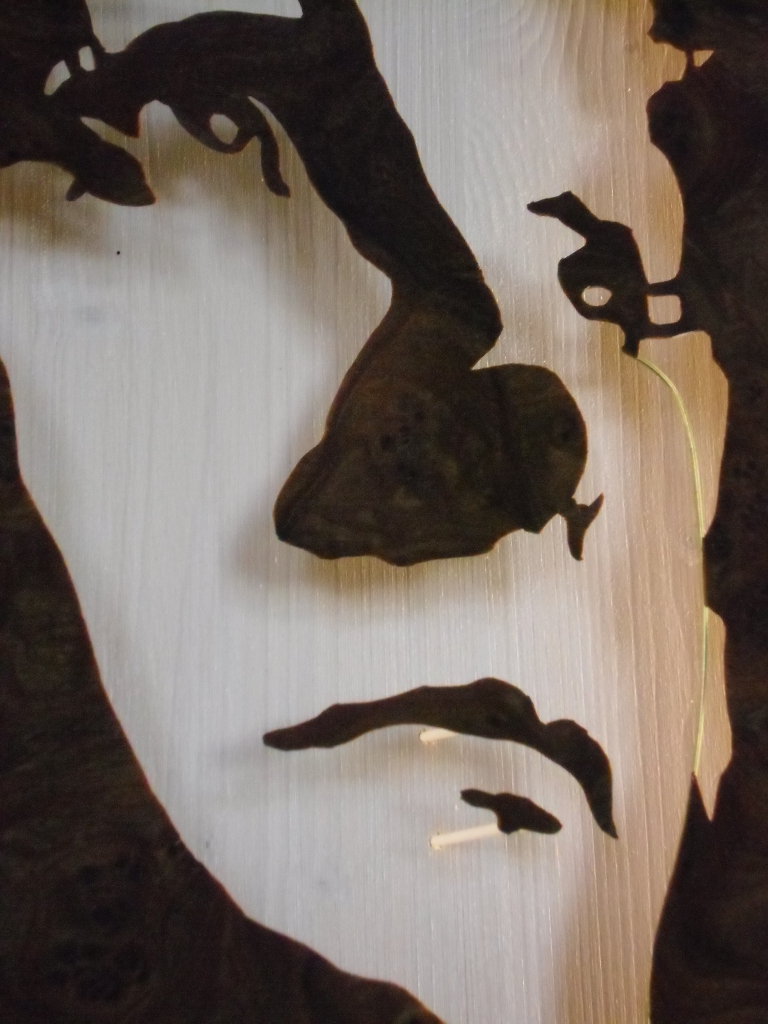 Walnuss Maser Furnier, ausgeschnitten. Fichtenrahmen, Weiß lasiert. Walnut Burl veneer cut, white stained Spruce frame, lighting. 98cm x 70cm x 11cm
