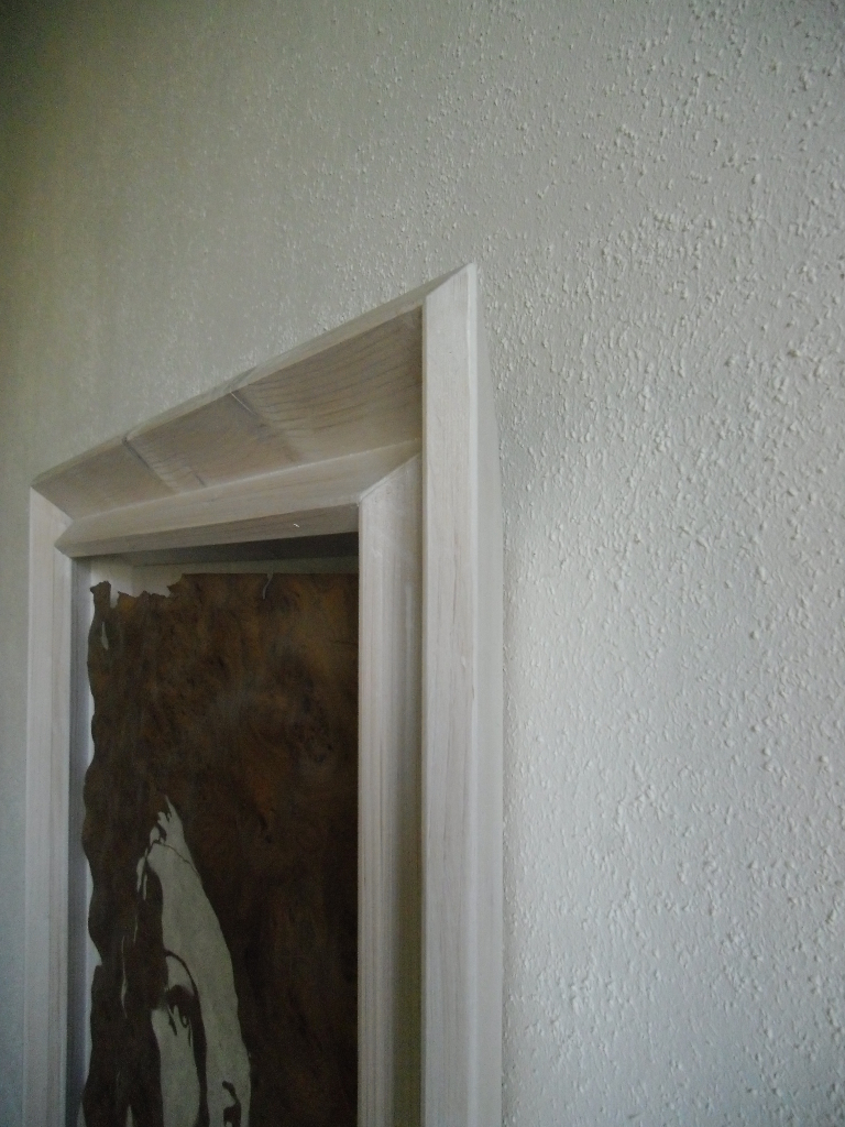 Walnuss Maser Furnier, lackiert. Fichtenrahmen, weiß lasiert. Walnut Burl veneer painted, white stained Spruce frame. 98cm x 69cm x 10cm