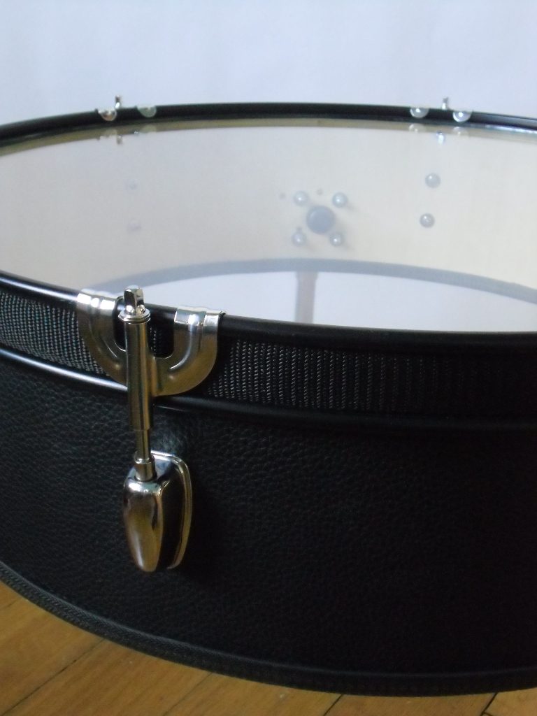 Schlagzeug Bass Trommel, 6mm Float Glas, Textil, Gurt, MöbelÖl. Bass drum,6mm float glass,fabric,cord. Size: 49cm H x 58cm W