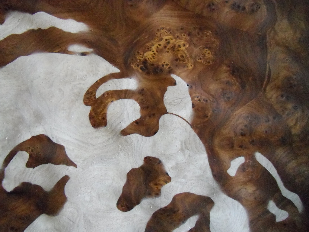 Walnuss Maser Furnier, lackiert. Fichtenrahmen, weiß lasiert. Walnut Burl veneer painted, white stained Spruce frame. 87cm x 77cm x 12cm