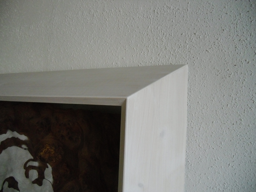 Walnuss Maser Furnier, lackiert. Fichtenrahmen, weiß lasiert. Walnut Burl veneer painted, white stained Spruce frame. 87cm x 77cm x 12cm