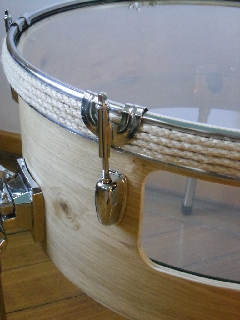 Schlagzeug Bass Trommel, Eiche Furnier, 6mm Float Glas, Gummi, Gurt. Bass drum,oak veneer,6mm float glass,rubber,cord. Size: 50cm H x 58cm W