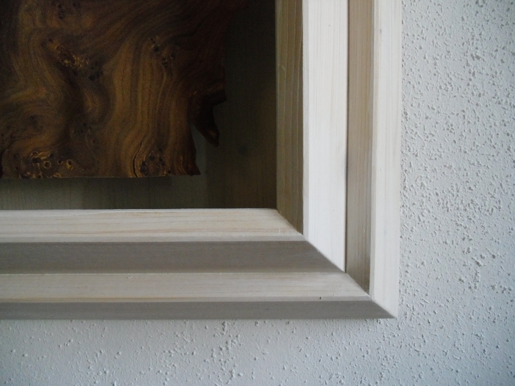 Walnuss Maser Furnier, lackiert. Fichtenrahmen, weiß lasiert. Walnut Burl veneer painted, white stained Spruce frame. 91.5cm x 74cm x 11cm