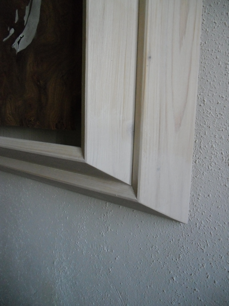 Walnuss Maser Furnier, lackiert. Fichtenrahmen, weiß lasiert. Walnut Burl veneer painted, white stained Spruce frame. 91.5cm x 74cm x 11cm