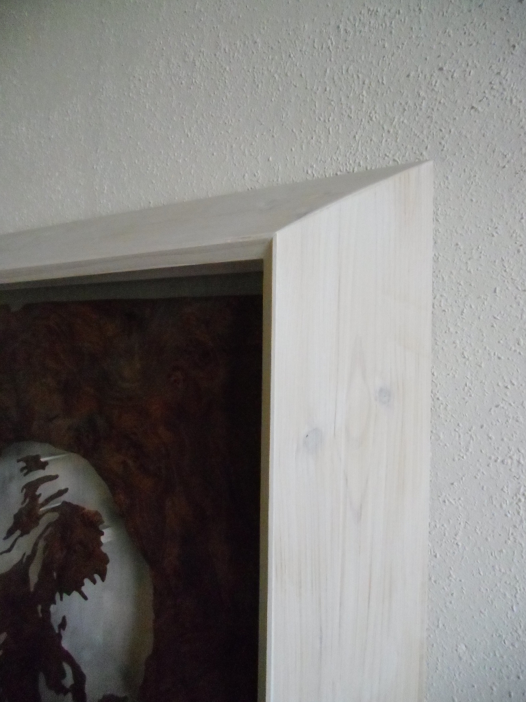 Walnuss Maser Furnier, ausgeschnitten. Fichtenrahmen, weiß lasiert. Walnut Burl veneer cut, white stained Spruce frame. 98cm x 77.5cm x 11cm