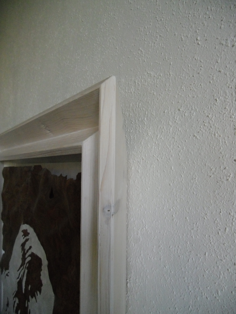 Walnuss Maser Furnier, lackiert. Fichtenrahmen, weiß lasiert. Walnut Burl veneer painted, white stained Spruce frame. 97cm x 76,5cm x 10cm